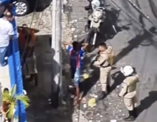 Vídeo: Trio é flagrado espancando homem com pedaço de madeira no Centro de Salvador