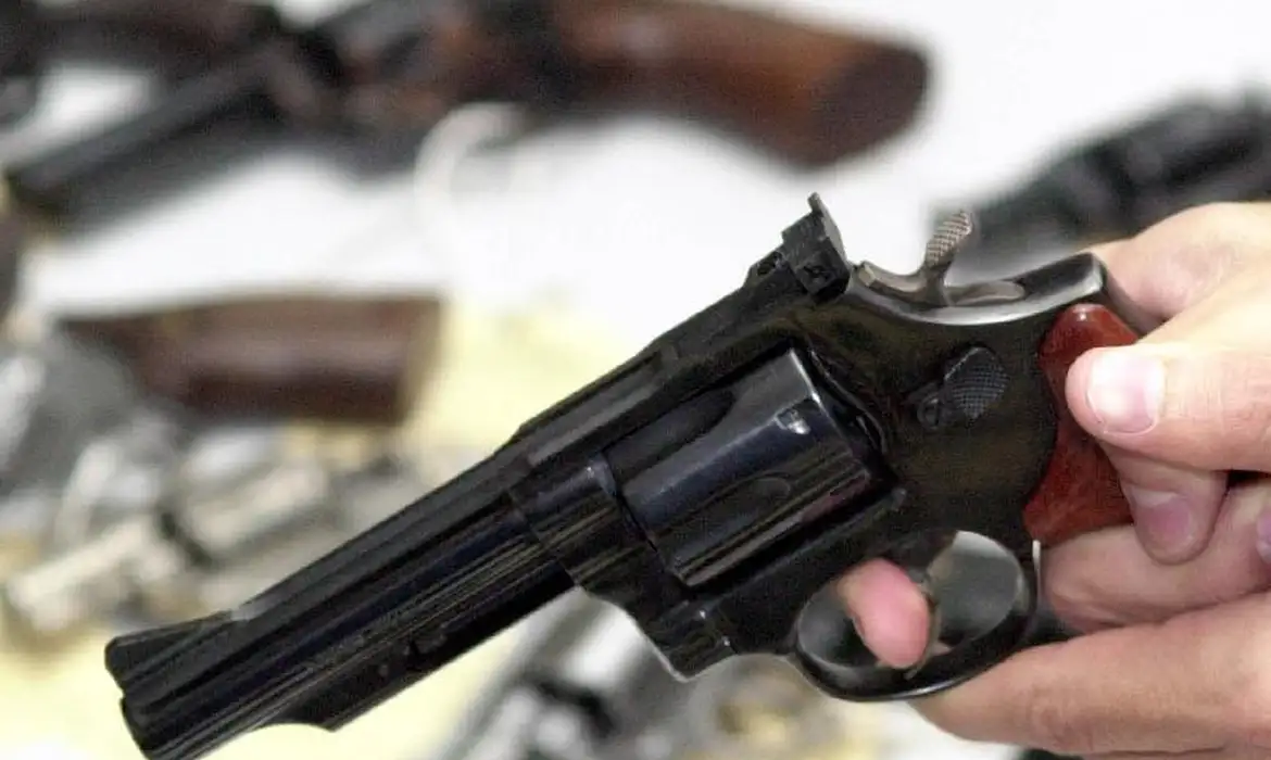 AGU entra com ações contra estados e município que facilitam o acesso a armas