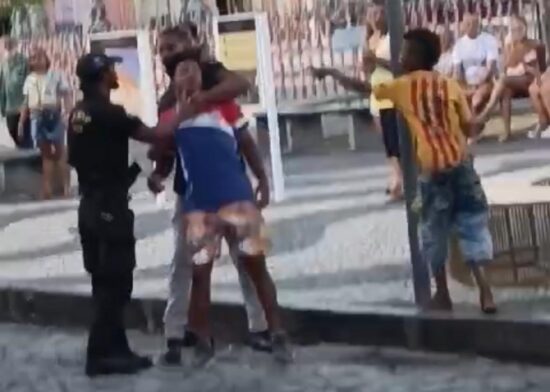 Vídeo: Vendedor ambulante é agredido com socos no rosto por agente da prefeitura no Pelourinho