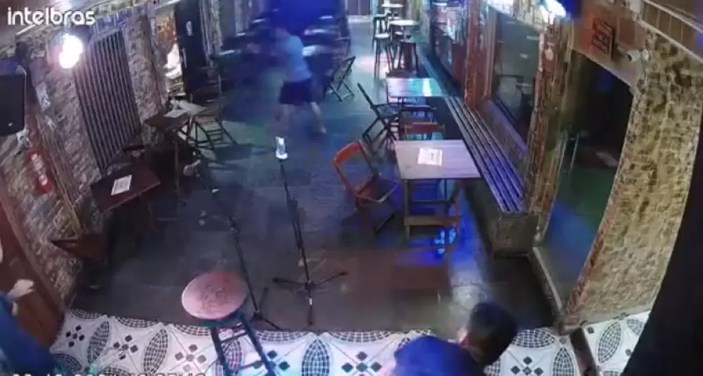 Após achar que foi roubado, bombeiro dá oito tiros dentro de bar; veja o vídeo